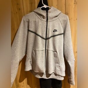 this is a grey nike tech, great condition! men’s or women’s but XL